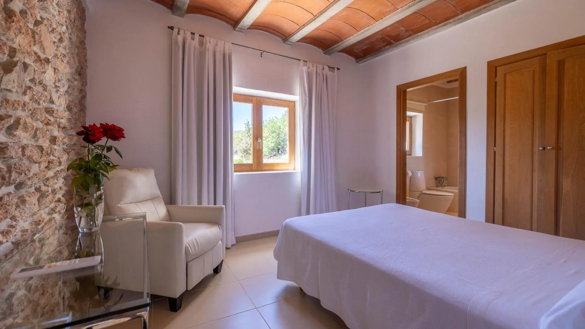 Can White Sant Carles de Peralta Holiday home