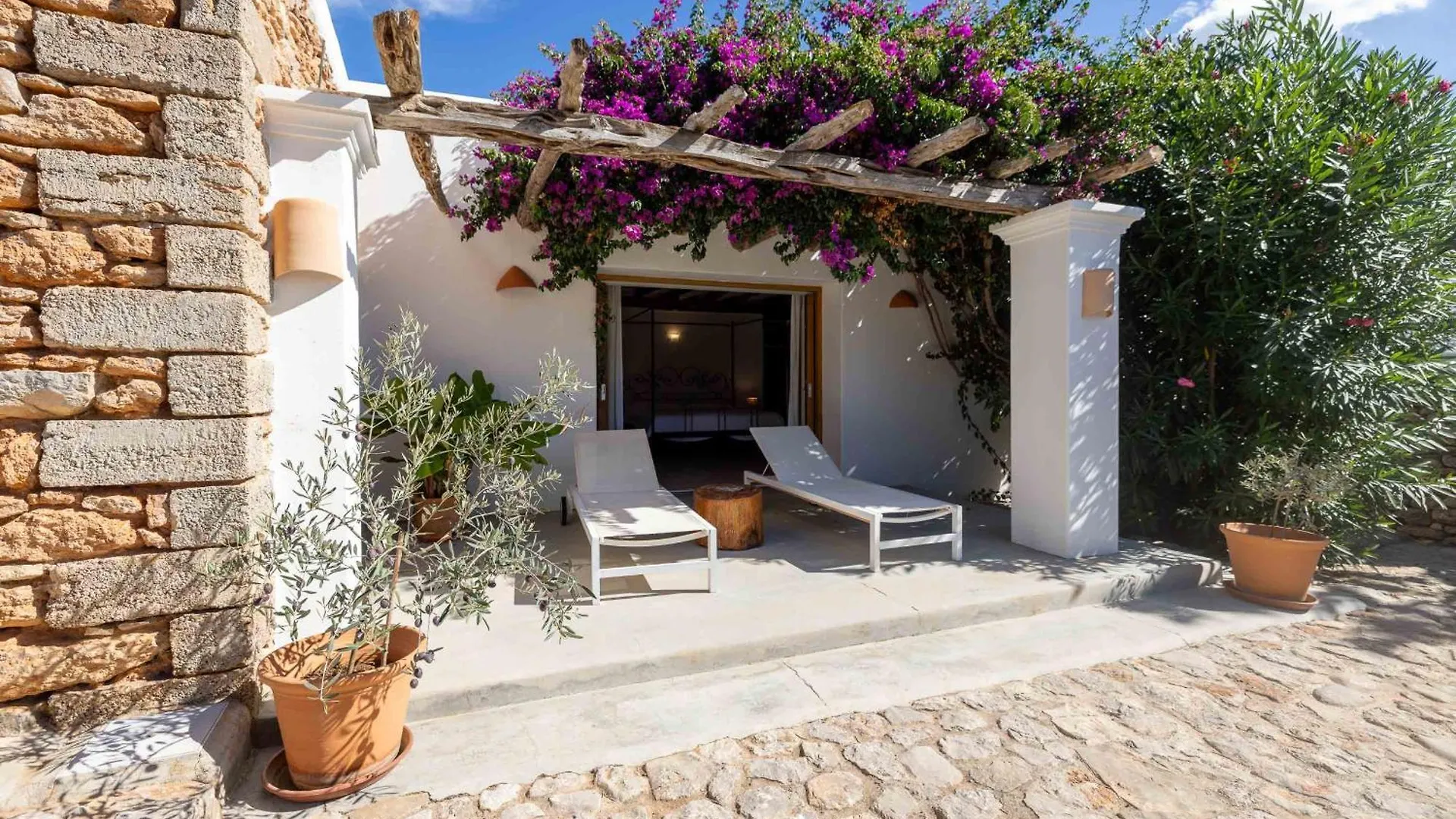 Can White Sant Carles de Peralta Holiday home