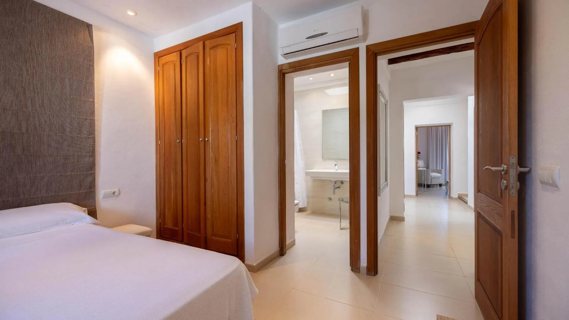 Holiday home Can White Sant Carles de Peralta